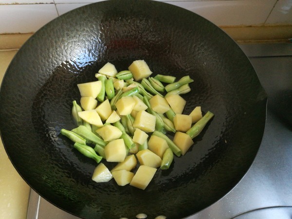 土豆豆角燉雞翅的做法-家常味燉菜譜