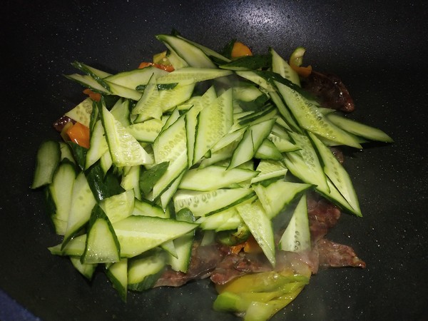 黃瓜炒麻辣香腸的做法-家常味炒菜譜