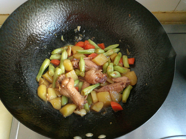 土豆豆角燉雞翅的做法-家常味燉菜譜
