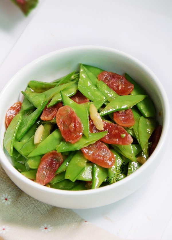 臘腸炒荷蘭豆的做法-家常味炒菜譜-易網(wǎng)健康養(yǎng)生網(wǎng) 臘腸炒荷蘭豆的做法-家常味炒菜譜