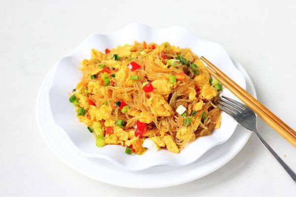 粉絲炒雞蛋的做法-家常味炒菜譜-易網(wǎng)健康養(yǎng)生網(wǎng) 粉絲炒雞蛋的做法-家常味炒菜譜