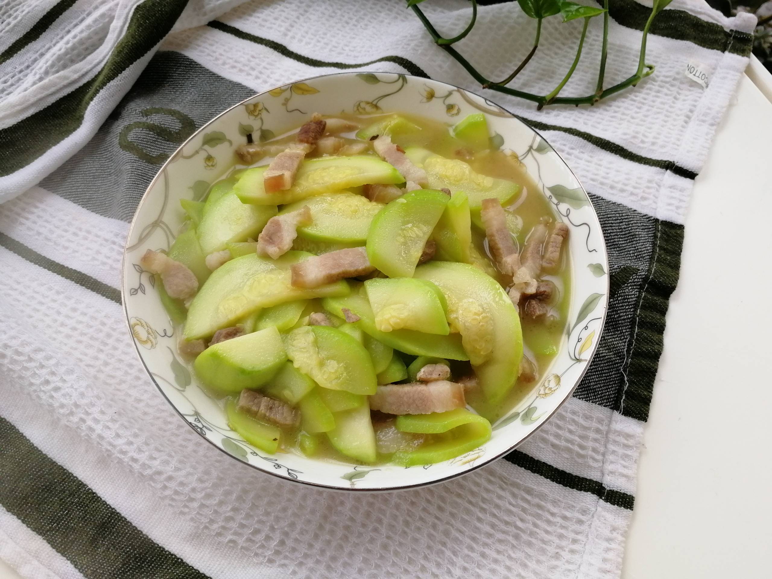 西葫蘆清炒肉絲的做法-咸鮮味炒菜譜-易網健康養生網 西葫蘆清炒肉絲的做法-咸鮮味炒菜譜