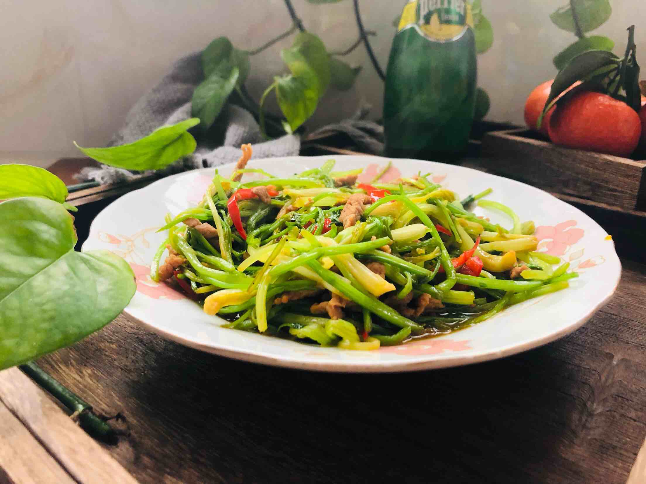 炒芹菜的做法-家常味炒菜譜