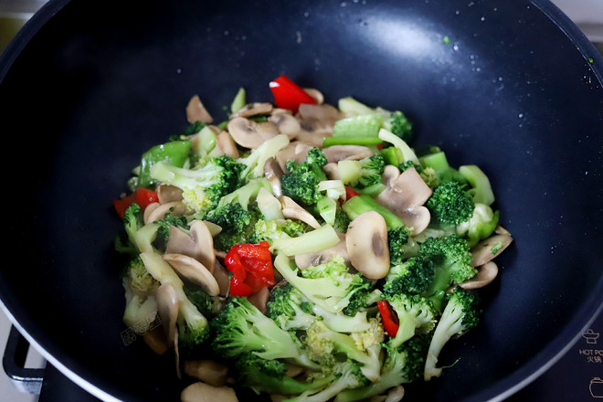 西蘭花炒口蘑的做法-家常味炒菜譜-易網健康養生網 西蘭花炒口蘑的做法-家常味炒菜譜