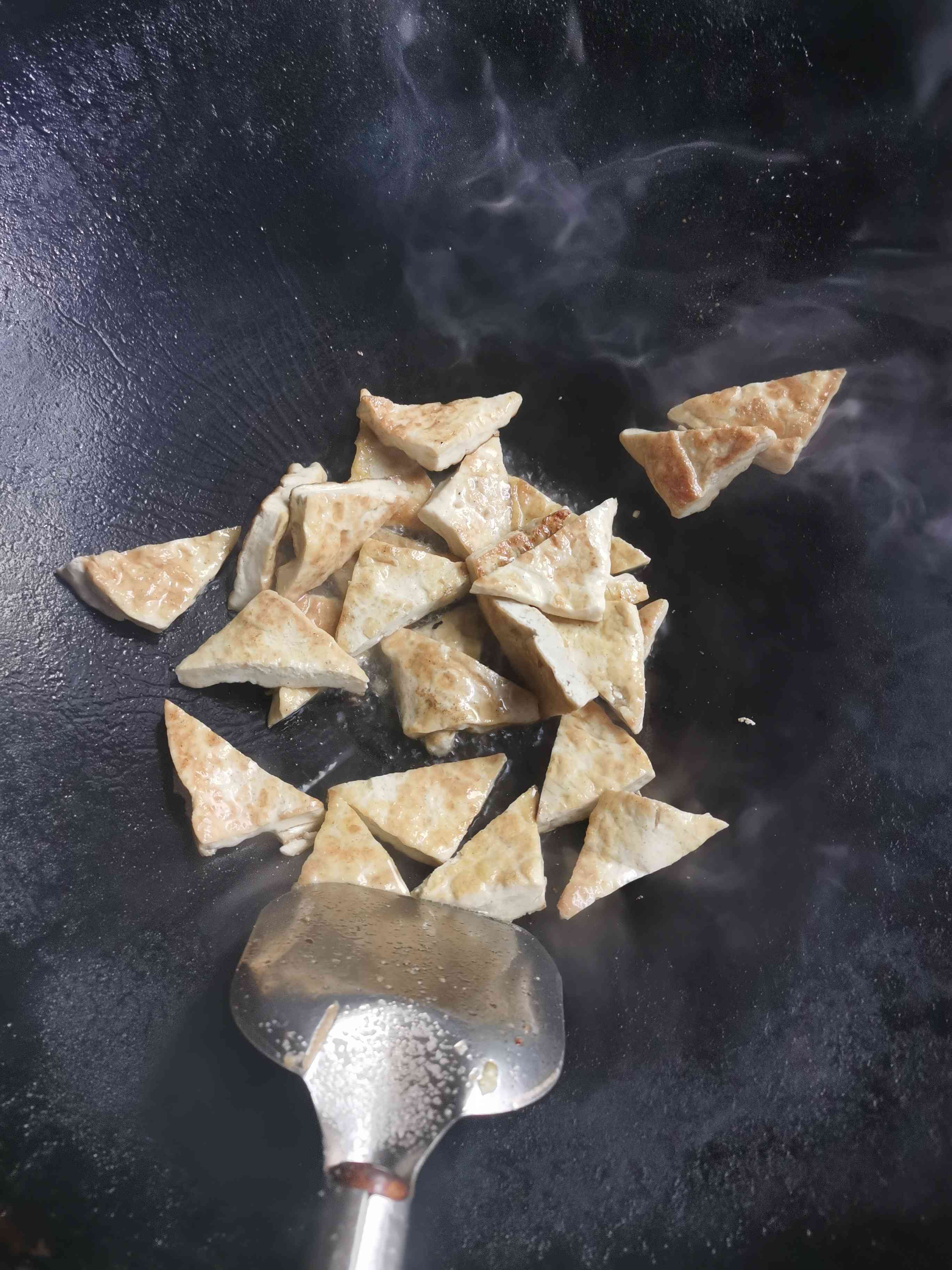 大蒜炒煎豆腐的做法-家常味炒菜譜