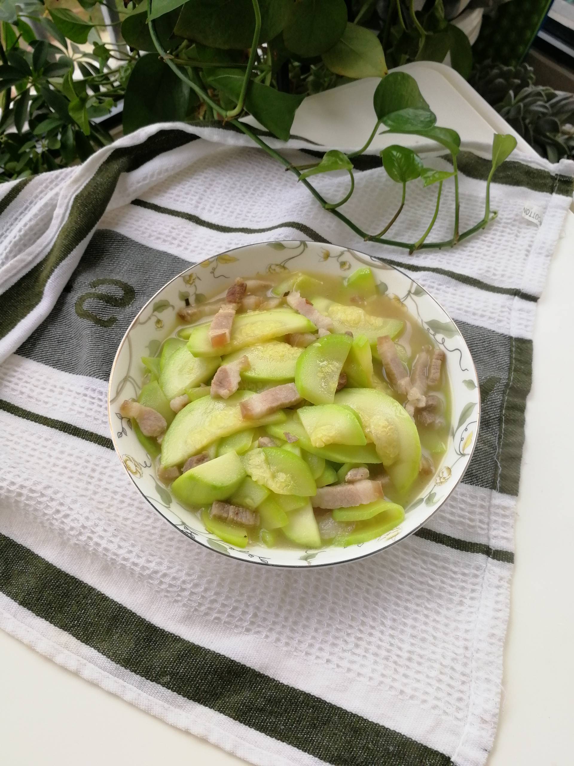 西葫蘆清炒肉絲的做法-咸鮮味炒菜譜-易網健康養生網 西葫蘆清炒肉絲的做法-咸鮮味炒菜譜