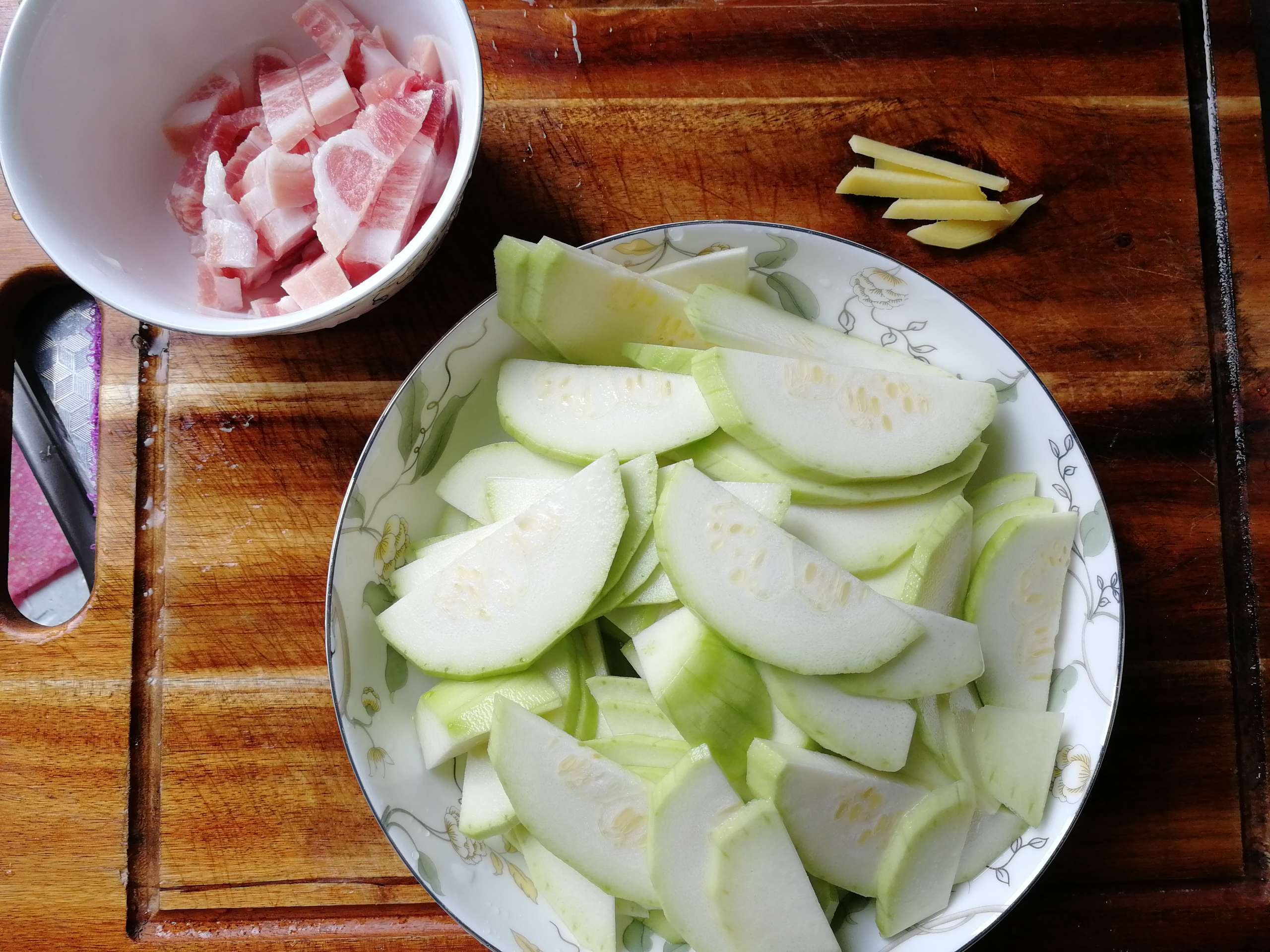 西葫蘆清炒肉絲的做法-咸鮮味炒菜譜-易網<a href=http://www.aoa7937.com/ target=_blank class=infotextkey>健康養生</a>網 西葫蘆清炒肉絲的做法-咸鮮味炒菜譜