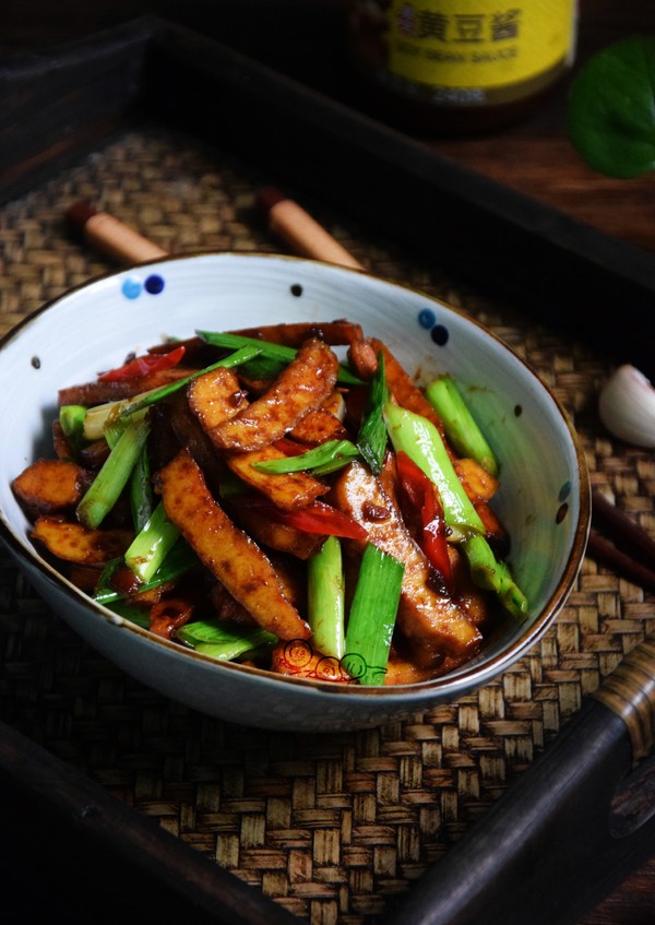蒜苗辣炒香干的做法-醬香味炒菜譜-易網健康養生網 蒜苗辣炒香干的做法-醬香味炒菜譜