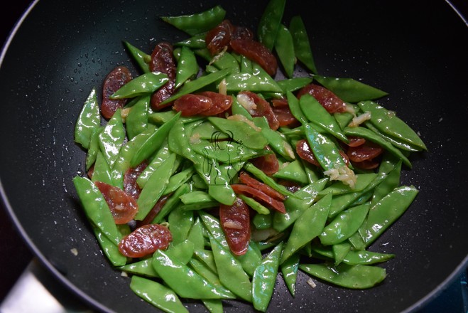 臘腸炒荷蘭豆的做法-家常味炒菜譜