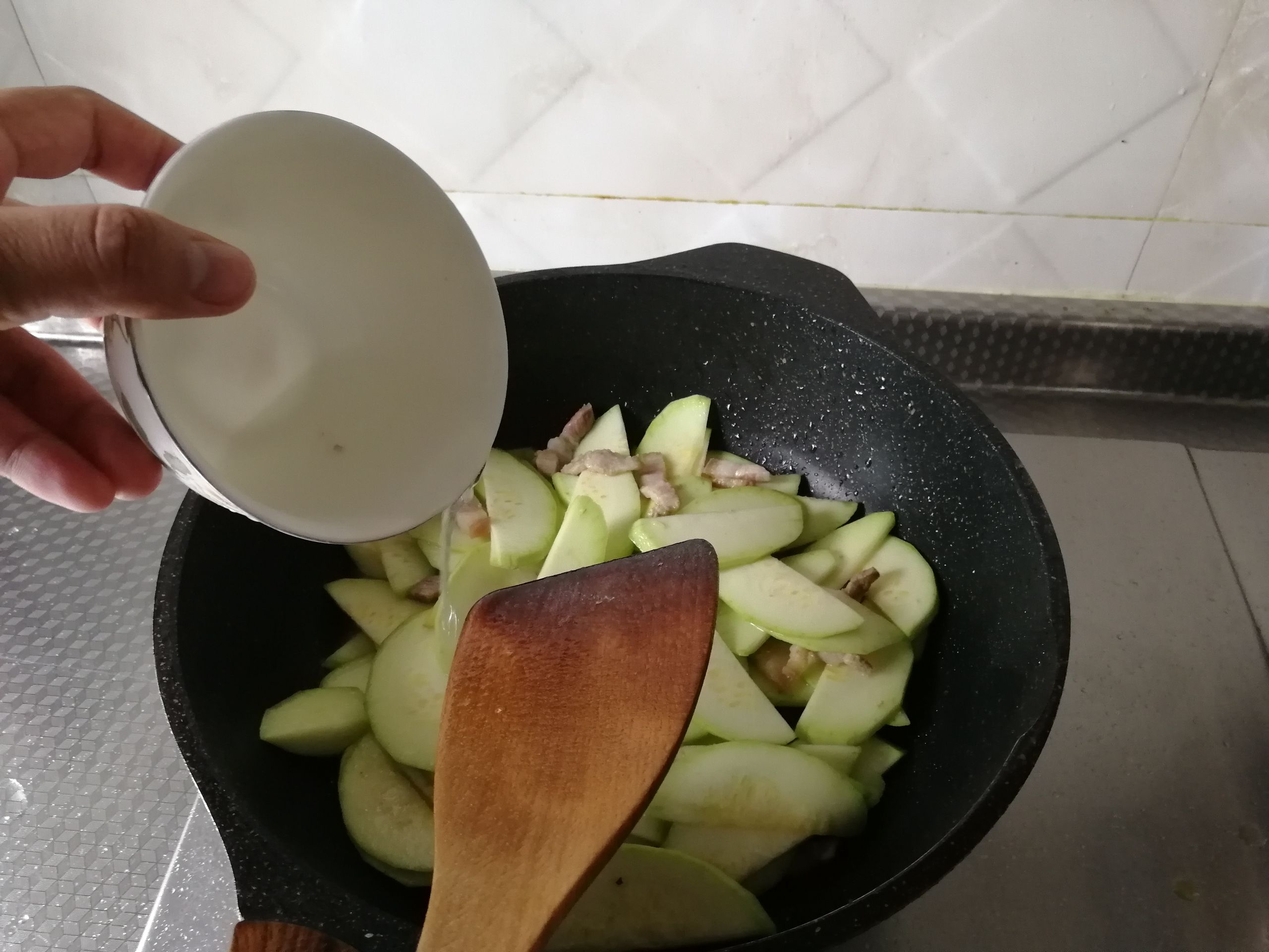 西葫蘆清炒肉絲的做法-咸鮮味炒菜譜-易網健康養生網 西葫蘆清炒肉絲的做法-咸鮮味炒菜譜