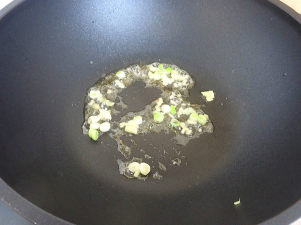 小炒羊肝的做法-咸鮮味炒菜譜-易網(wǎng)健康養(yǎng)生網(wǎng) 小炒羊肝的做法-咸鮮味炒菜譜