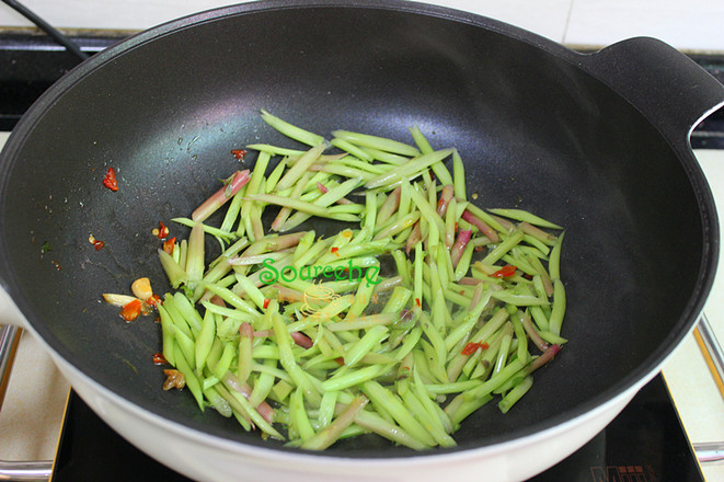 莧菜梗炒肉的做法-香辣味炒菜譜-易網(wǎng)健康養(yǎng)生網(wǎng) 莧菜梗炒肉的做法-香辣味炒菜譜