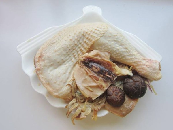 墨魚干燒雞的做法-家常味燒菜譜-易網(wǎng)<a href=http://www.aoa7937.com/ target=_blank class=infotextkey>健康養(yǎng)生</a>網(wǎng) 墨魚干燒雞的做法-家常味燒菜譜
