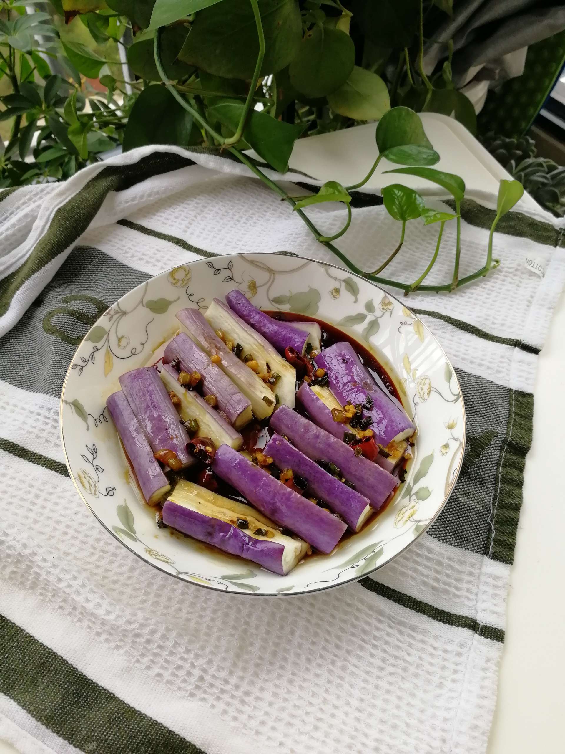 油淋茄子的做法-咸鮮味蒸菜譜-易網健康養生網 油淋茄子的做法-咸鮮味蒸菜譜