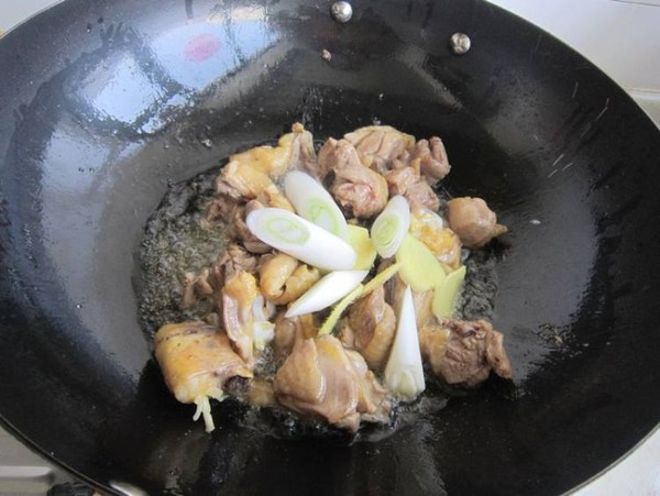 墨魚干燒雞的做法-家常味燒菜譜-易網(wǎng)健康養(yǎng)生網(wǎng) 墨魚干燒雞的做法-家常味燒菜譜