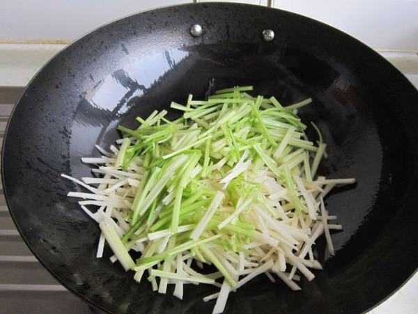 毛芹菜炒土豆的做法-家常味炒菜譜