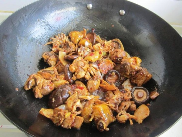 墨魚干燒雞的做法-家常味燒菜譜-易網(wǎng)健康養(yǎng)生網(wǎng) 墨魚干燒雞的做法-家常味燒菜譜