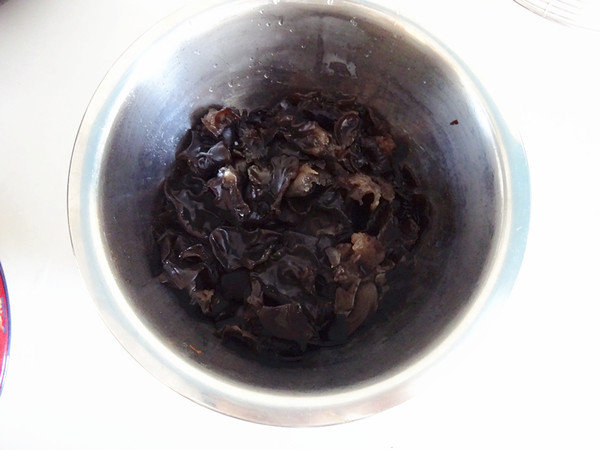 撈汁木耳的做法-咸鮮味拌菜譜-易網<a href=http://www.aoa7937.com/ target=_blank class=infotextkey>健康養生</a>網 撈汁木耳的做法-咸鮮味拌菜譜