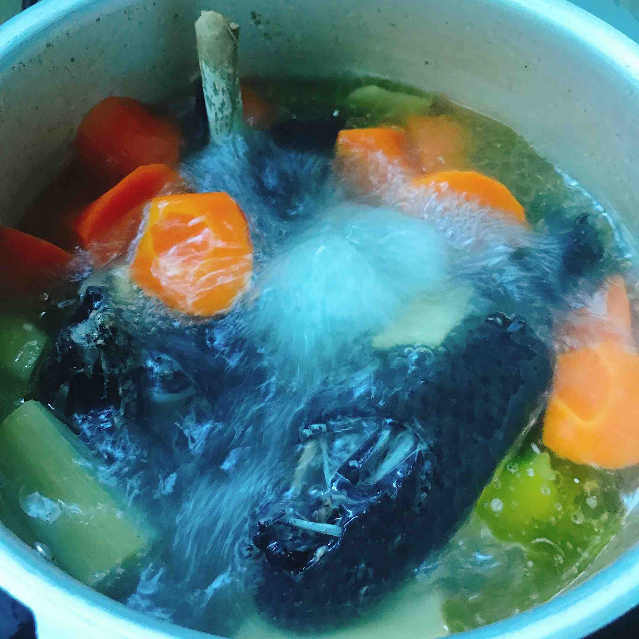 胡蘿卜燉烏雞湯的做法-咸鮮味煲菜譜