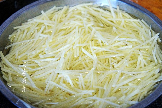 素炒土豆絲的做法-家常味炒菜譜-易網<a href=http://www.aoa7937.com/ target=_blank class=infotextkey>健康養生</a>網 素炒土豆絲的做法-家常味炒菜譜