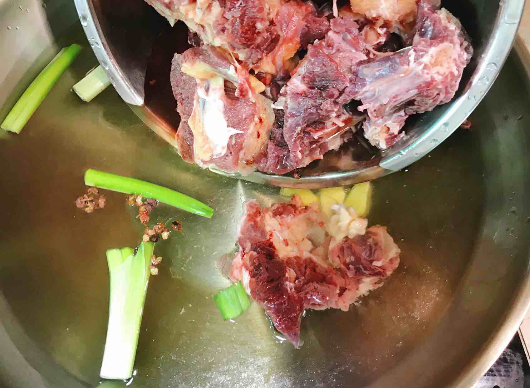 牛尾骨燉蘿卜的做法-家常味燉菜譜-易網健康養生網 牛尾骨燉蘿卜的做法-家常味燉菜譜