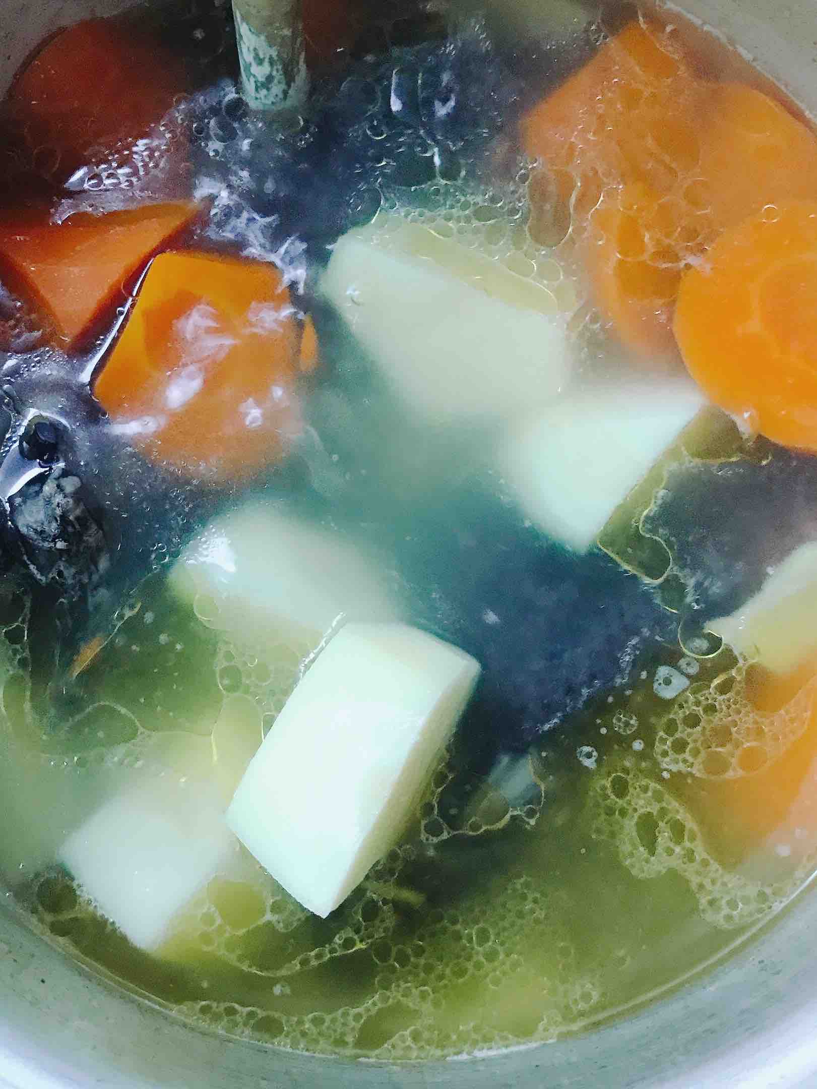 胡蘿卜燉烏雞湯的做法-咸鮮味煲菜譜