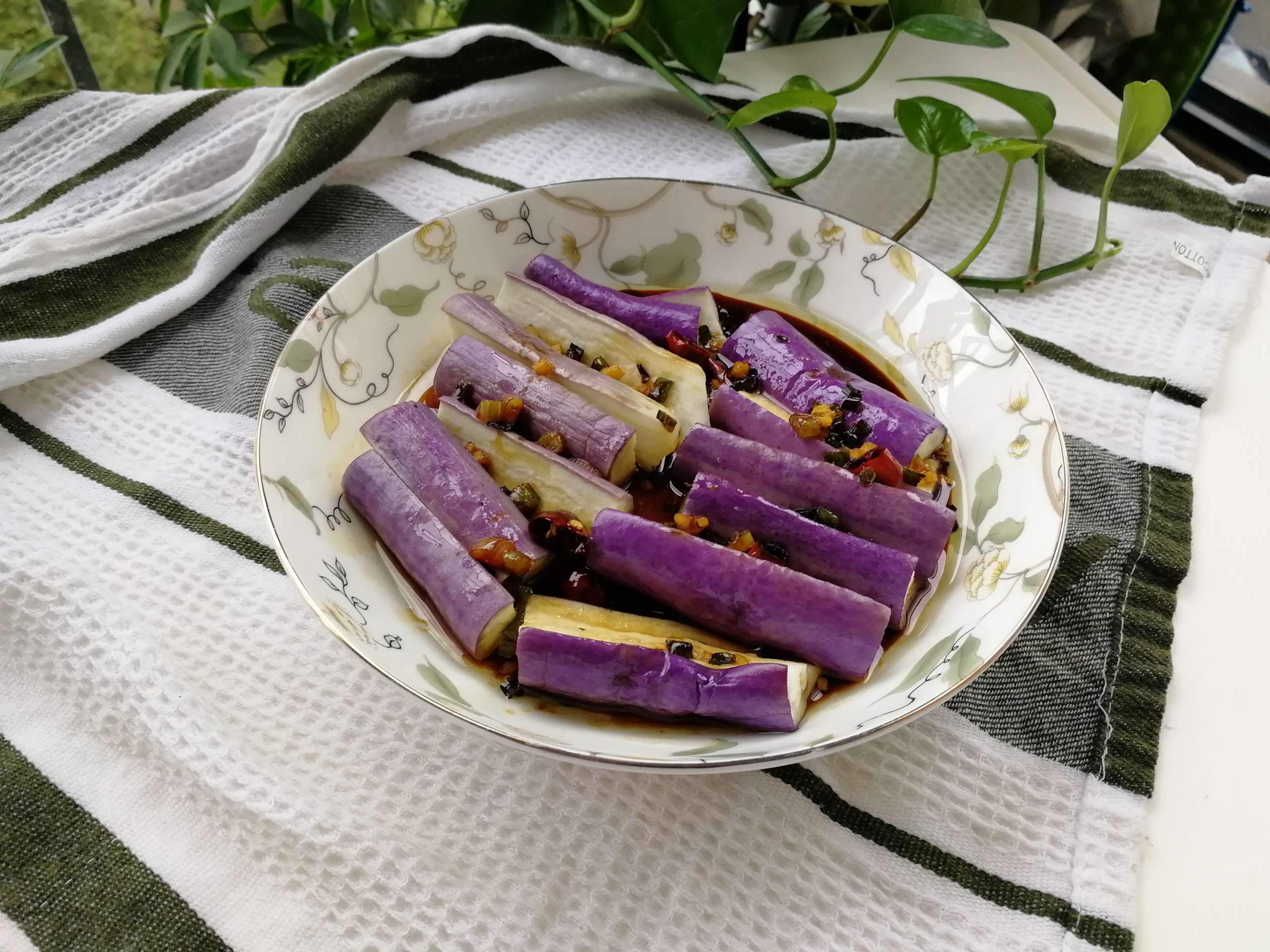 油淋茄子的做法-咸鮮味蒸菜譜-易網健康養生網 油淋茄子的做法-咸鮮味蒸菜譜
