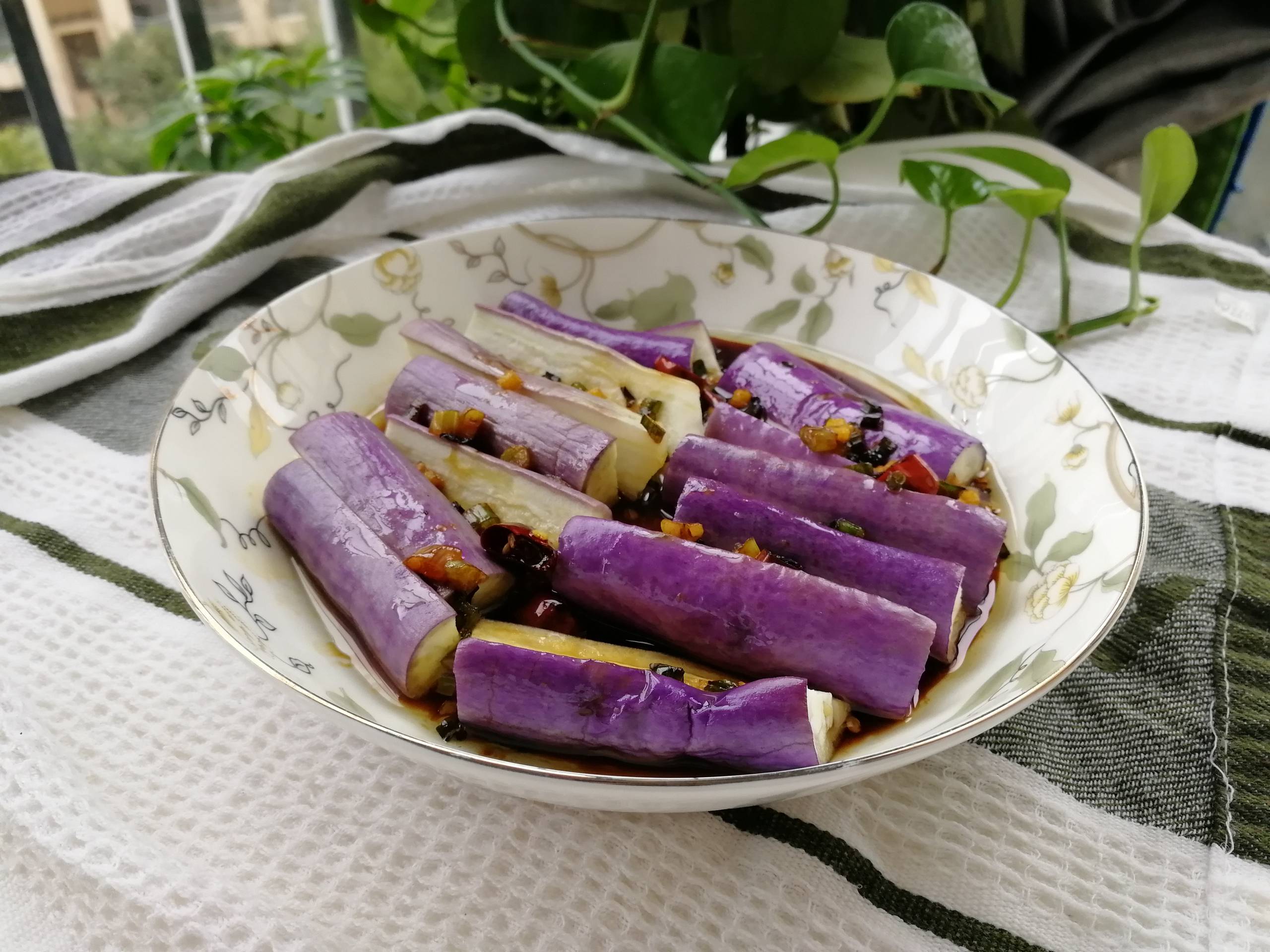 油淋茄子的做法-咸鮮味蒸菜譜-易網健康養生網 油淋茄子的做法-咸鮮味蒸菜譜