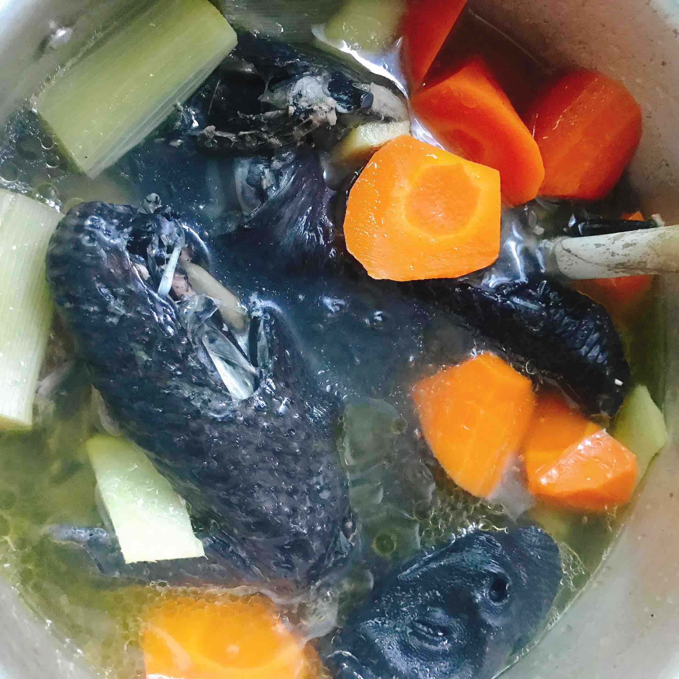 胡蘿卜燉烏雞湯的做法-咸鮮味煲菜譜