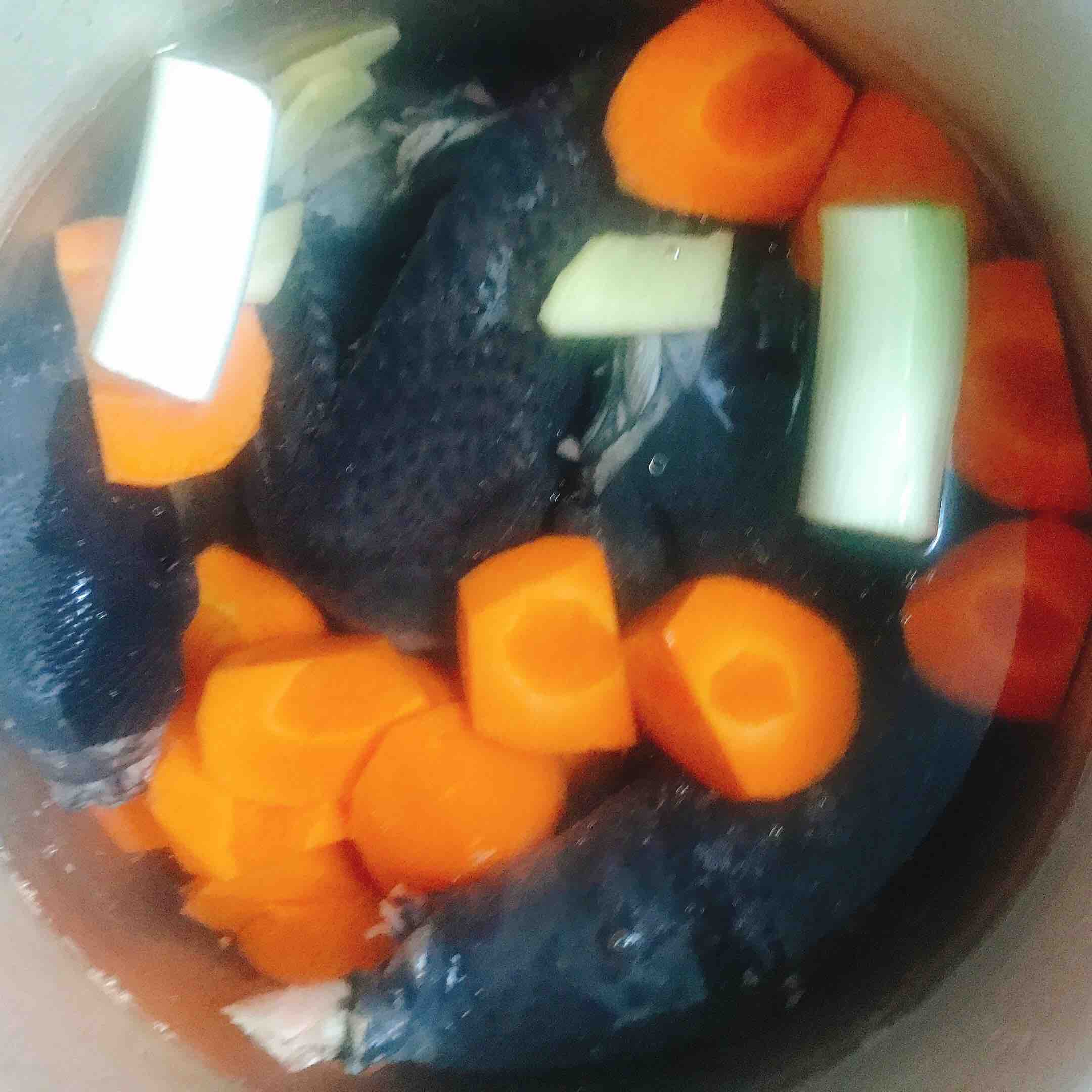 胡蘿卜燉烏雞湯的做法-咸鮮味煲菜譜
