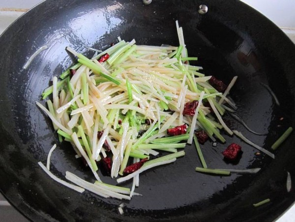 毛芹菜炒土豆的做法-家常味炒菜譜
