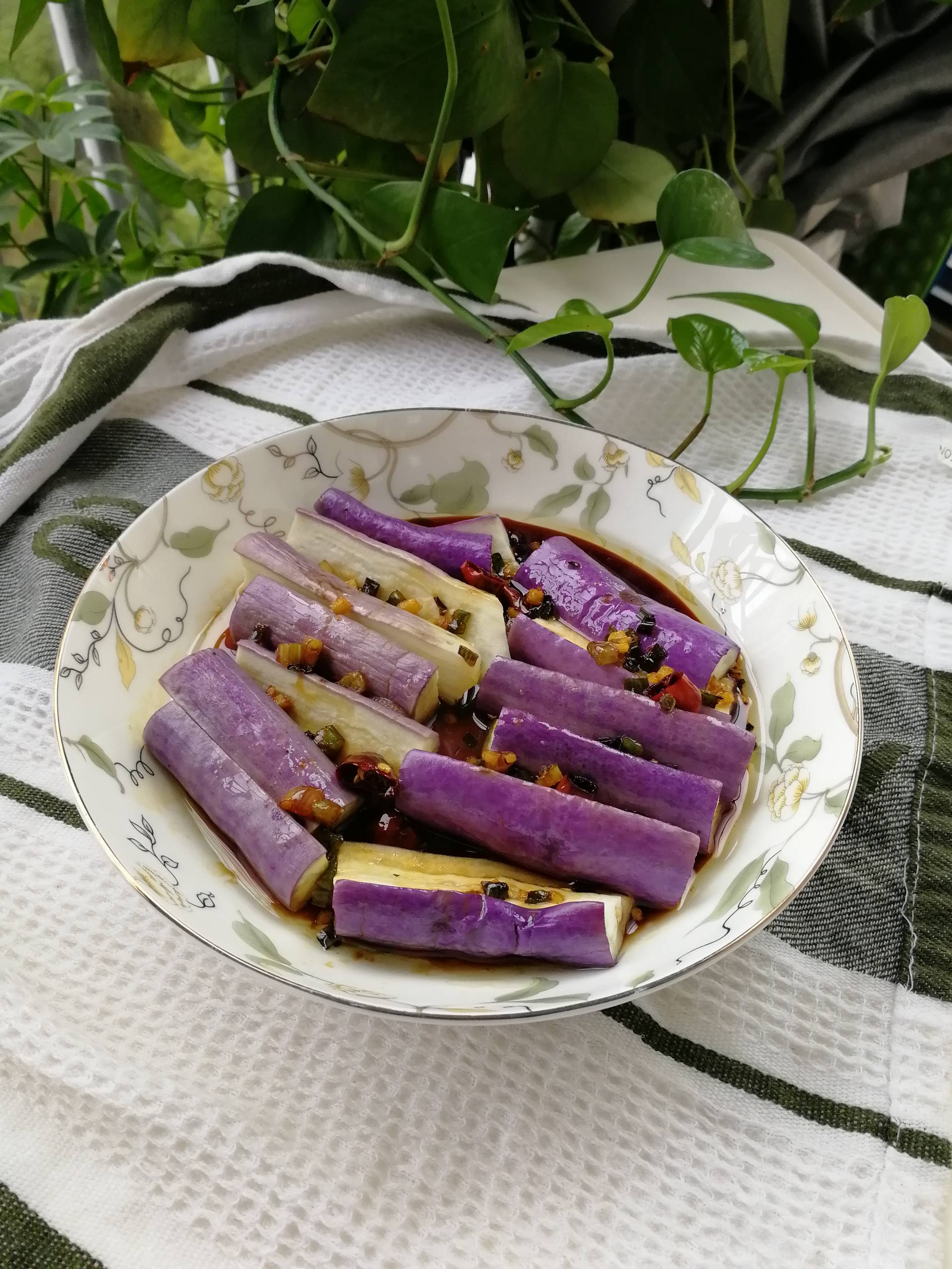 油淋茄子的做法-咸鮮味蒸菜譜-易網健康養生網 油淋茄子的做法-咸鮮味蒸菜譜