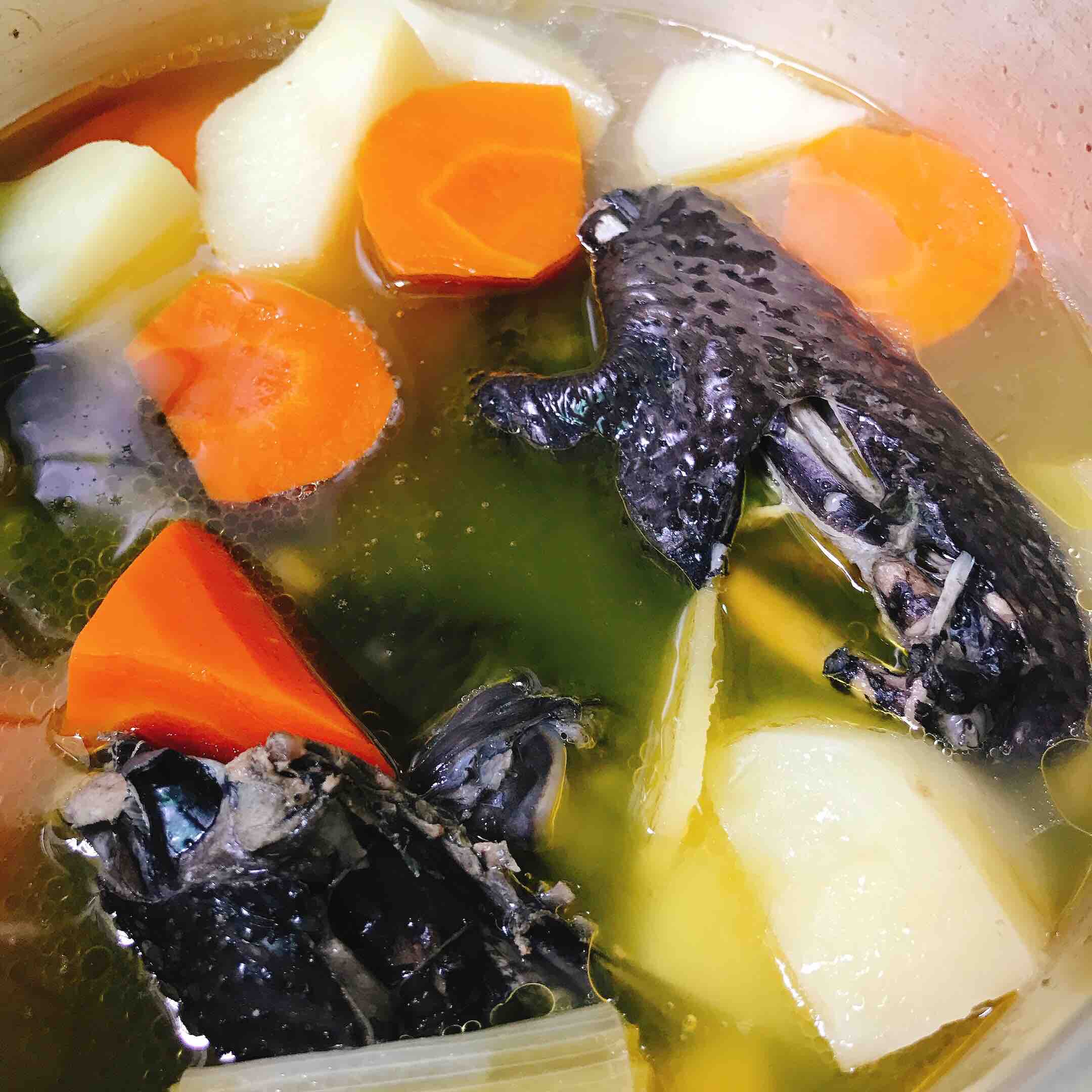 胡蘿卜燉烏雞湯的做法-咸鮮味煲菜譜