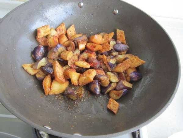 馕炒茄子的做法-家常味炒菜譜