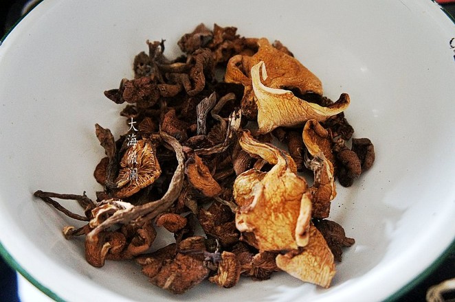 小雞燉蘑菇的做法-家常味燉菜譜-易網<a href=http://www.aoa7937.com/ target=_blank class=infotextkey>健康養生</a>網 小雞燉蘑菇的做法-家常味燉菜譜