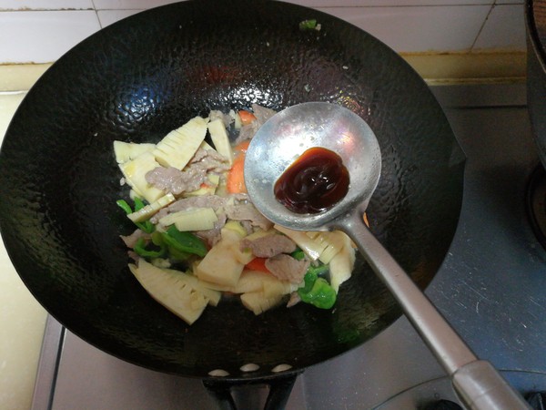冬筍炒肉的做法-家常味炒菜譜-易網(wǎng)健康養(yǎng)生網(wǎng) 冬筍炒肉的做法-家常味炒菜譜