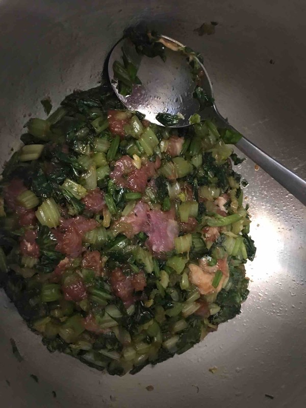 蒸芹菜肉大包子的做法-家常味蒸菜譜-易網健康養生網 蒸芹菜肉大包子的做法-家常味蒸菜譜