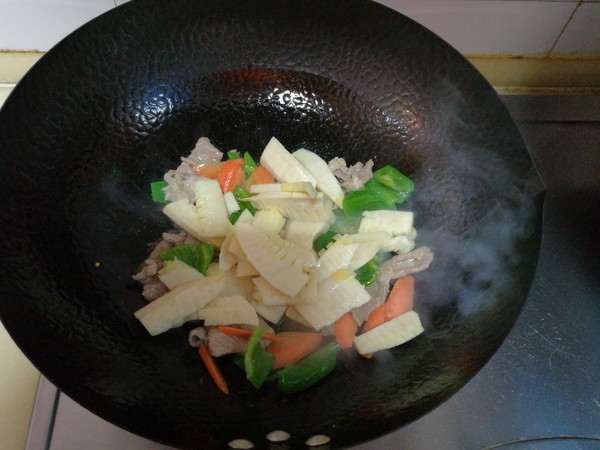 冬筍炒肉的做法-家常味炒菜譜-易網(wǎng)健康養(yǎng)生網(wǎng) 冬筍炒肉的做法-家常味炒菜譜