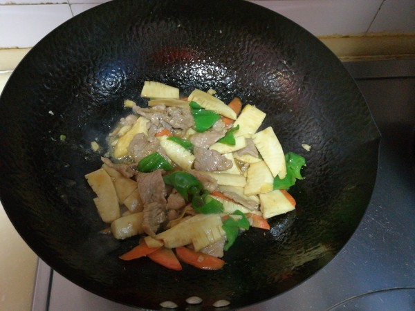 冬筍炒肉的做法-家常味炒菜譜-易網(wǎng)健康養(yǎng)生網(wǎng) 冬筍炒肉的做法-家常味炒菜譜