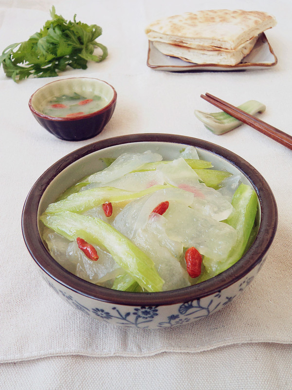 芹菜炒燜子的做法-家常味炒菜譜-易網健康養生網 芹菜炒燜子的做法-家常味炒菜譜