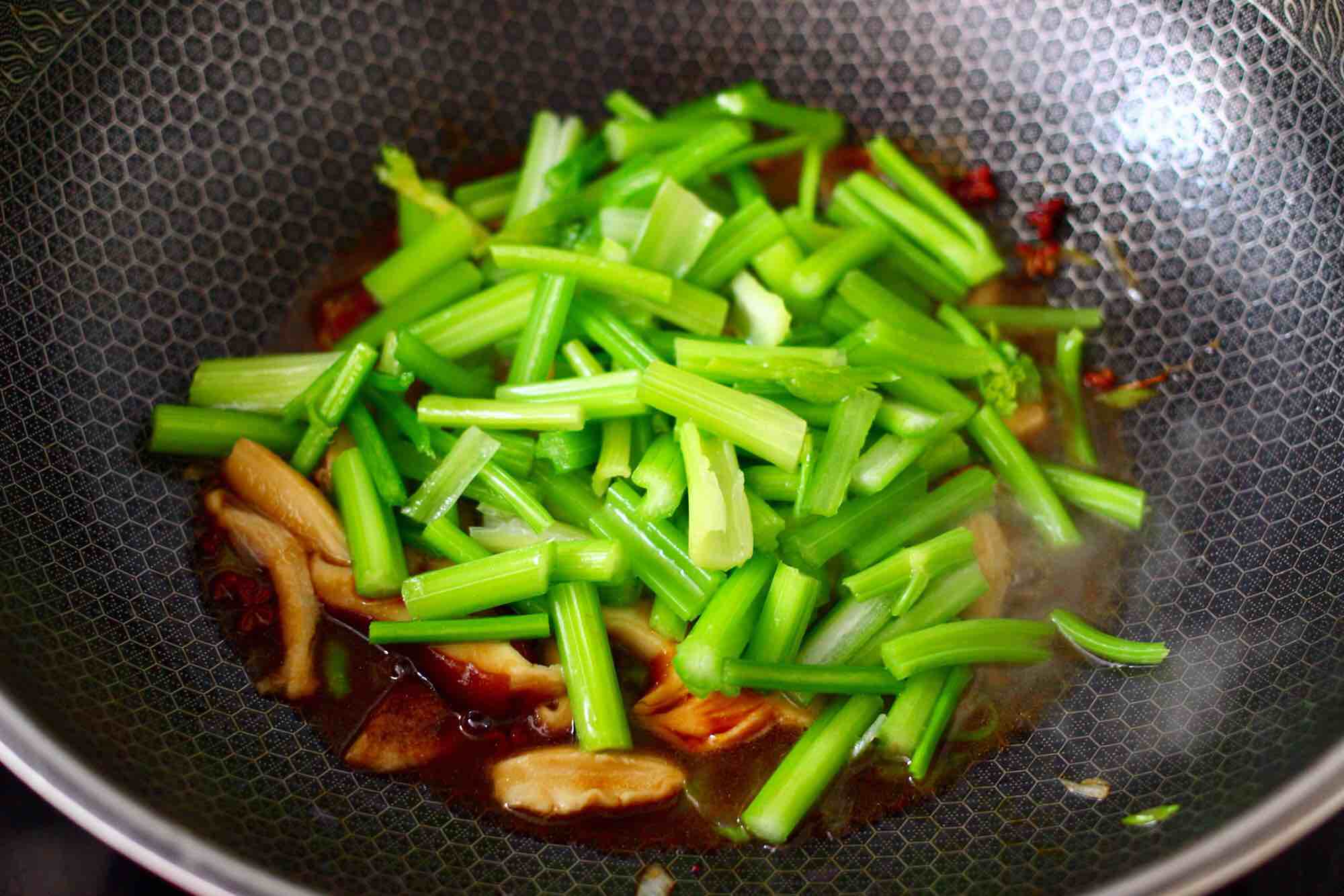 芹菜炒香菇的做法-咸鮮味炒菜譜