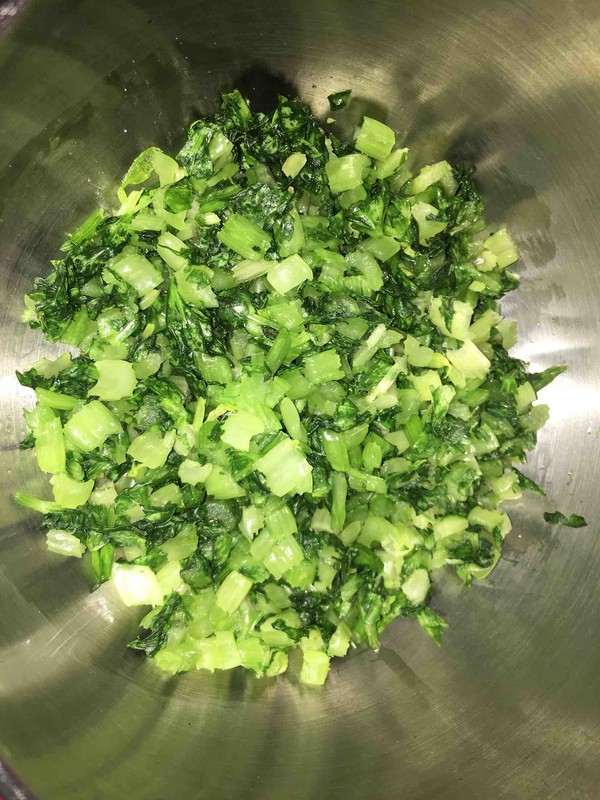 蒸芹菜肉大包子的做法-家常味蒸菜譜-易網<a href=http://www.aoa7937.com/ target=_blank class=infotextkey>健康養生</a>網 蒸芹菜肉大包子的做法-家常味蒸菜譜
