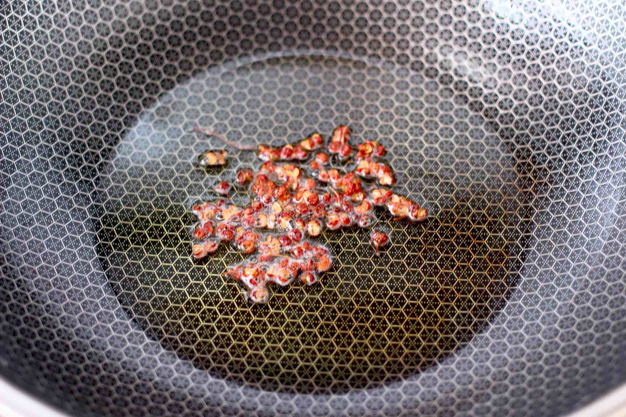 蒜香手撕包菜粉條的做法-家常味炒菜譜-易網健康養生網 蒜香手撕包菜粉條的做法-家常味炒菜譜