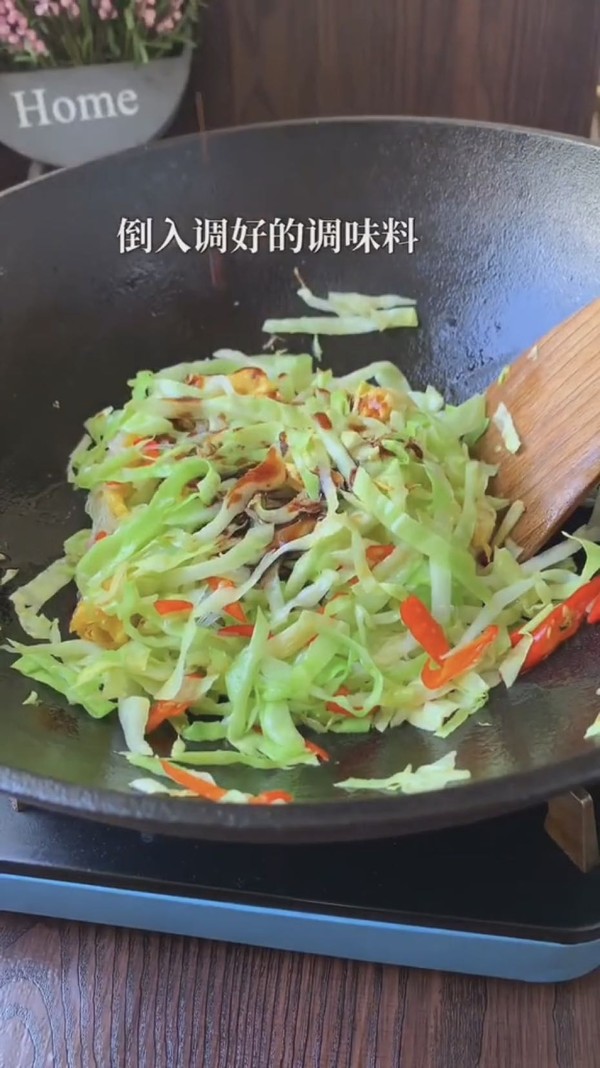 圓白菜炒粉絲的做法-家常味炒菜譜
