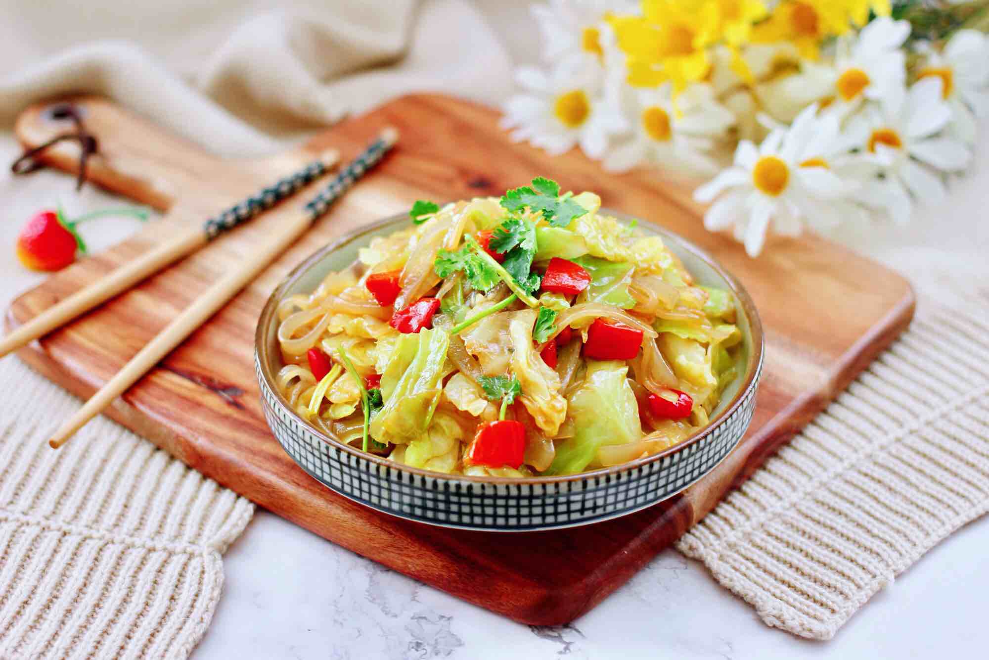 蒜香手撕包菜粉條的做法-家常味炒菜譜-易網健康養生網 蒜香手撕包菜粉條的做法-家常味炒菜譜