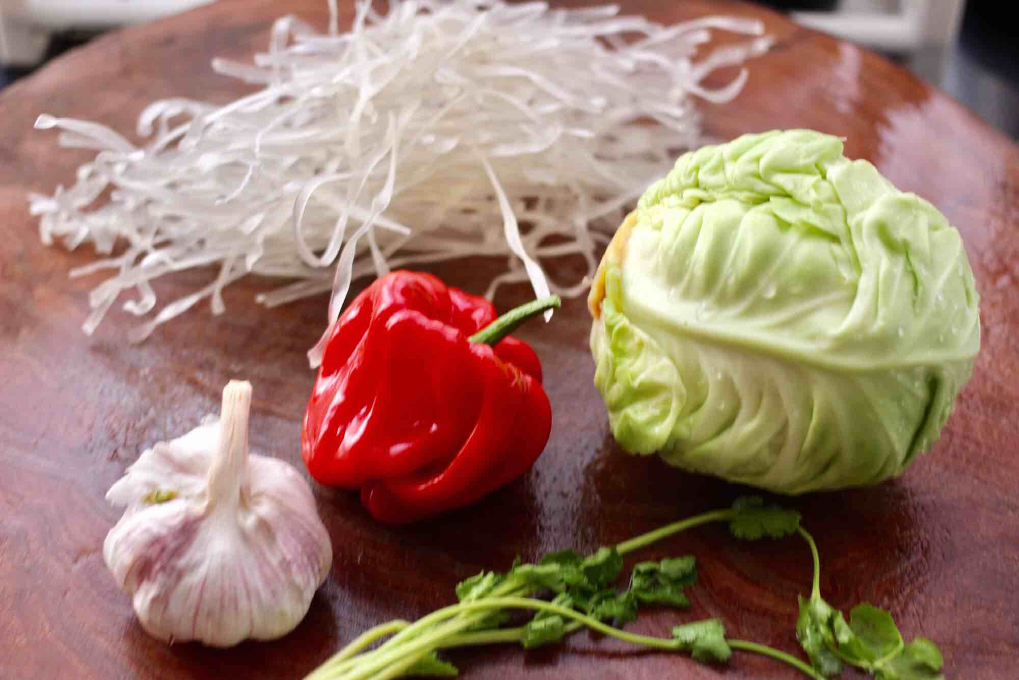 蒜香手撕包菜粉條的做法-家常味炒菜譜-易網<a href=http://www.aoa7937.com/ target=_blank class=infotextkey>健康養生</a>網 蒜香手撕包菜粉條的做法-家常味炒菜譜