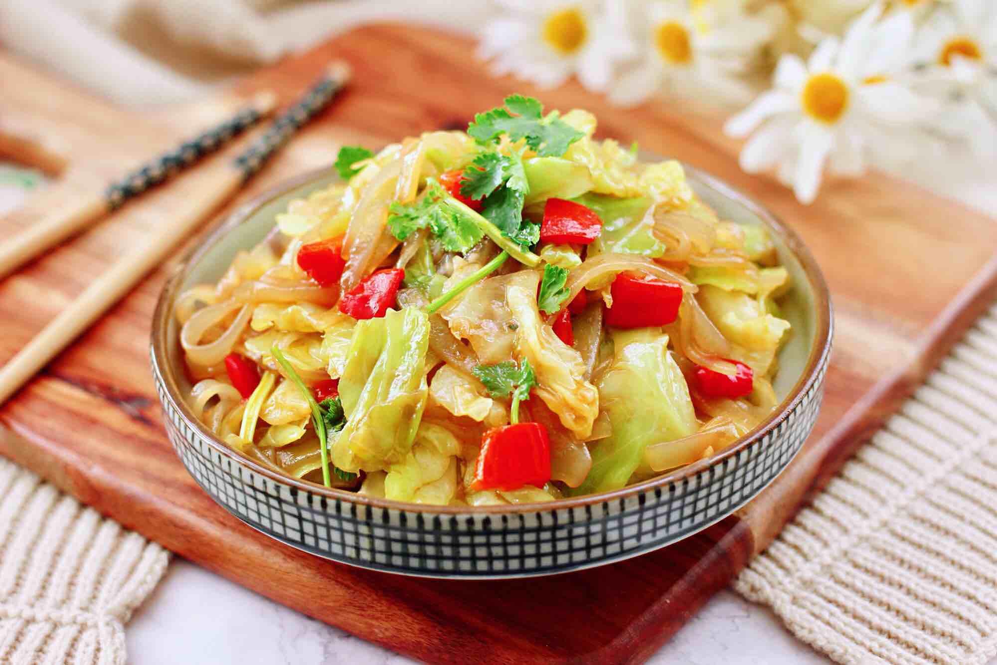 蒜香手撕包菜粉條的做法-家常味炒菜譜-易網健康養生網 蒜香手撕包菜粉條的做法-家常味炒菜譜