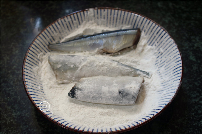 香煎秋刀魚的做法-家常味煎菜譜-易網健康養生網 香煎秋刀魚的做法-家常味煎菜譜
