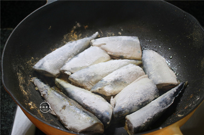 香煎秋刀魚的做法-家常味煎菜譜-易網健康養生網 香煎秋刀魚的做法-家常味煎菜譜