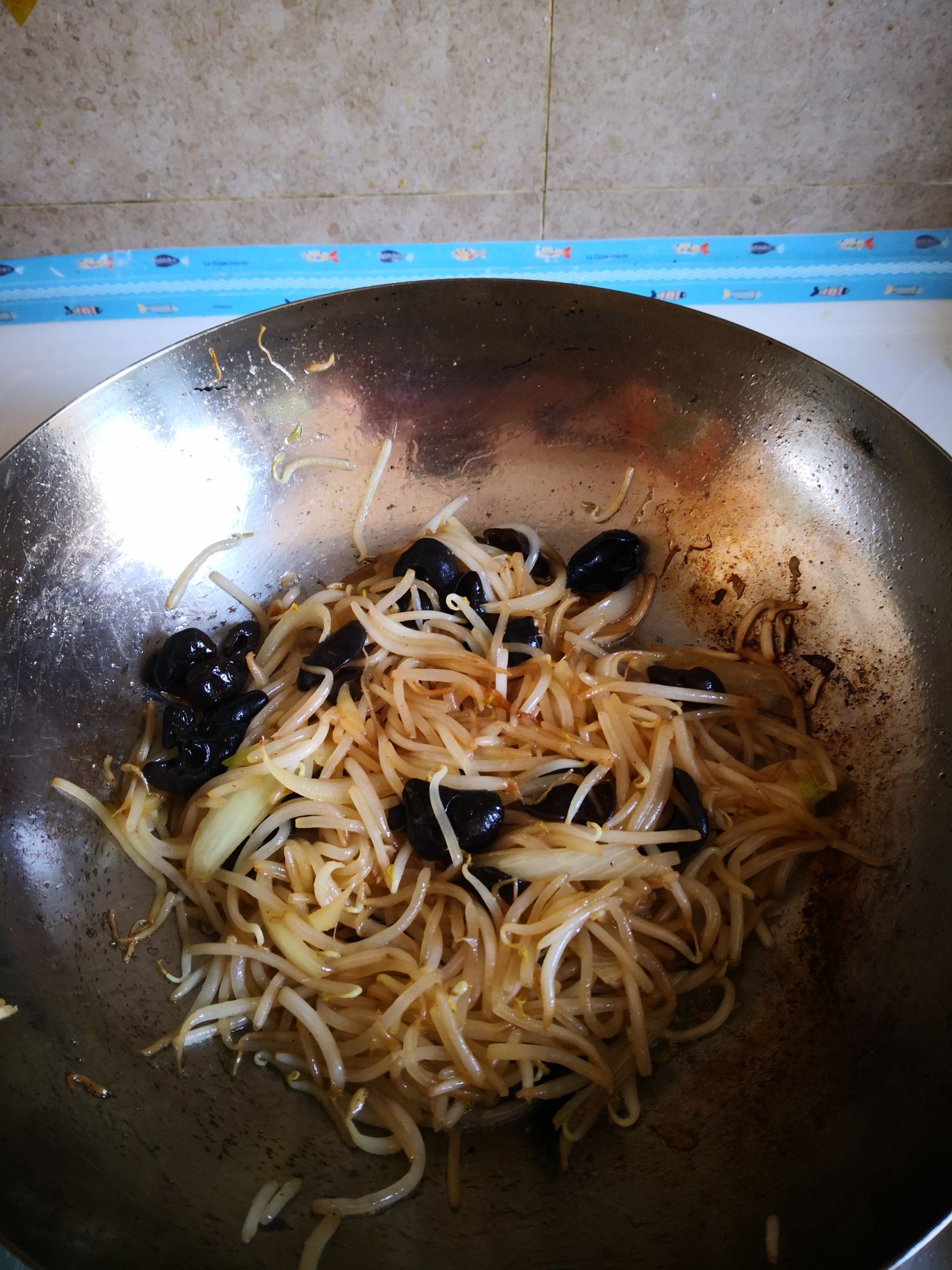 豆芽炒木耳的做法-家常味炒菜譜